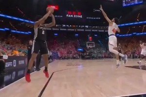 哈珀底角三分投进连拿8分，马刺4分钟轰出12-0反超尼克斯5分